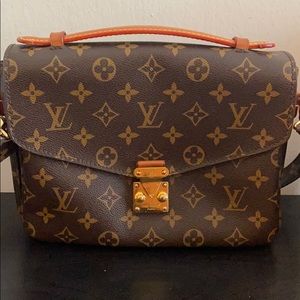 Auth. Louis Vuitton Pochette Métis Monogram